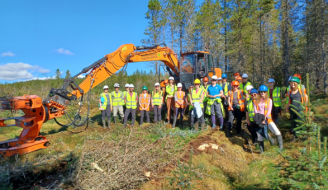 A group of IUCN Peatland Conference delegates visit Dalchork to see the restoration work being done by FLS