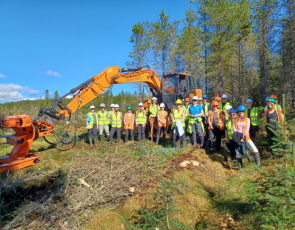 A group of IUCN Peatland Conference delegates visit Dalchork to see the restoration work being done by FLS